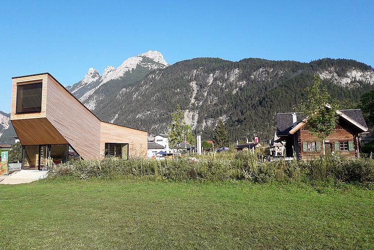 Das moderne Infozentrum samt Museum "Holzhütte"