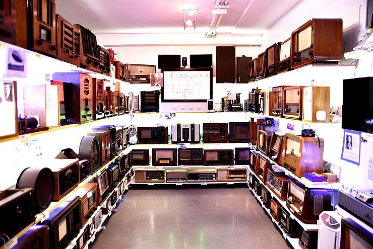 Blick in die Ausstellung im "Radiomuseum Schuchter"