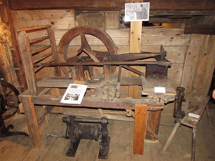 Dengelmaschine im "Tiroler Bauernhausmuseum Hinterobernau"