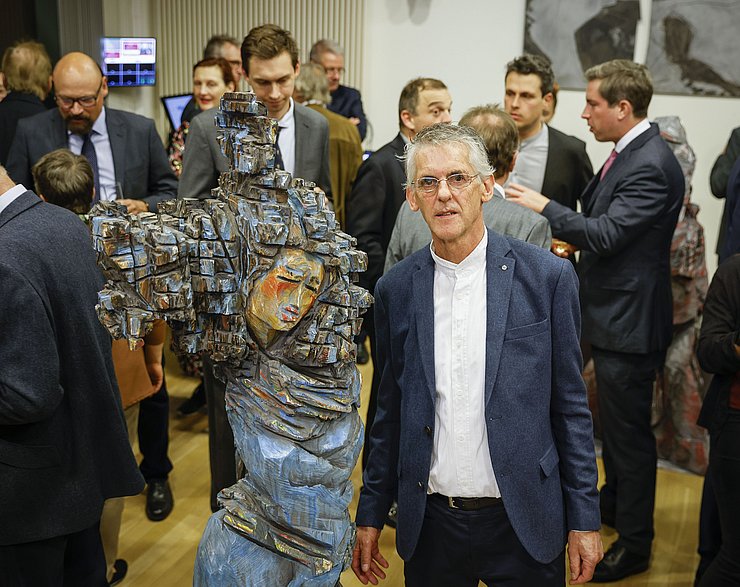 Künstler Alois Fasching vor einer Skulptur