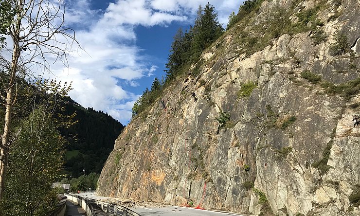 Die Felsabräumungs- und Sicherungsarbeiten nach dem Felssturz an der Landecker Straße sind voll im Laufen.