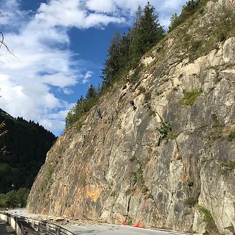 Die Felsabräumungs- und Sicherungsarbeiten nach dem Felssturz an der Landecker Straße sind voll im Laufen.