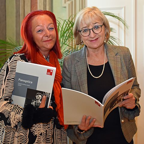 Kulturlandesrätin Beate Palfrader präsentiert gemeinsam mit Chefredakteurin Petra Streng das Frauenkulturmagazin Panoptica.frauen.kultur.tirol.