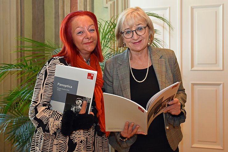 Kulturlandesrätin Beate Palfrader präsentiert gemeinsam mit Chefredakteurin Petra Streng das Frauenkulturmagazin Panoptica.frauen.kultur.tirol.