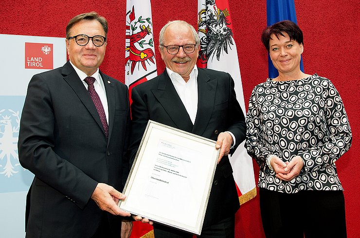 Anton Fink mit der Obermedizinalrat-Urkunde wird flankiert von LH Platter und LTPin Ledl-Rossmann.