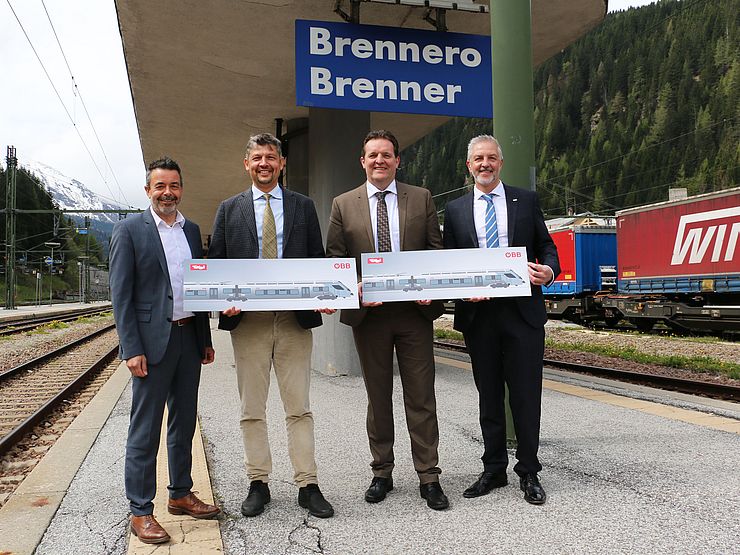 Gruppenfoto am Bahnhof Brenner
