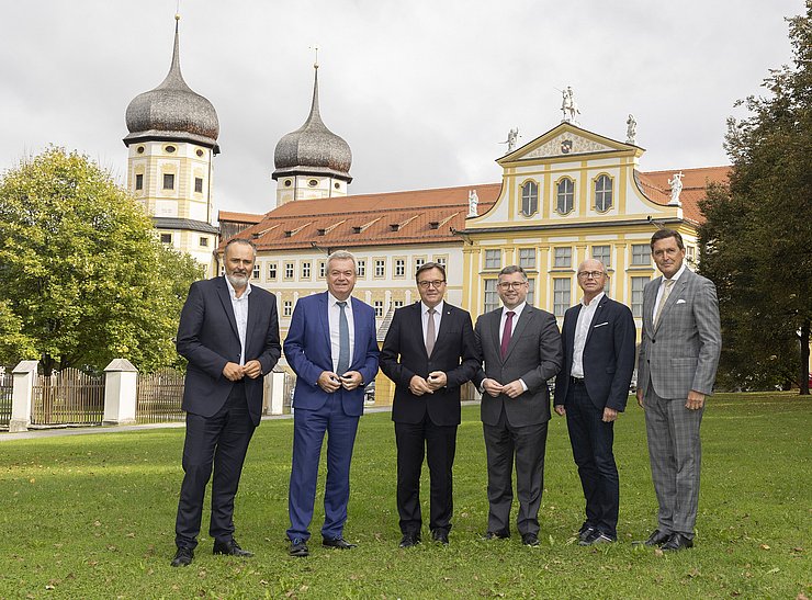 Vor dem Stift Stams (v.li.): LH Hans Peter Doskozil (Burgenland), LHStv Anton Lang (Steiermark), LH Günther Platter, LR Ludwig Schleritzko (Niederösterreich), LHStv Christian Stöckl (Salzburg) und Stadtrat Peter Hanke (Wien). 