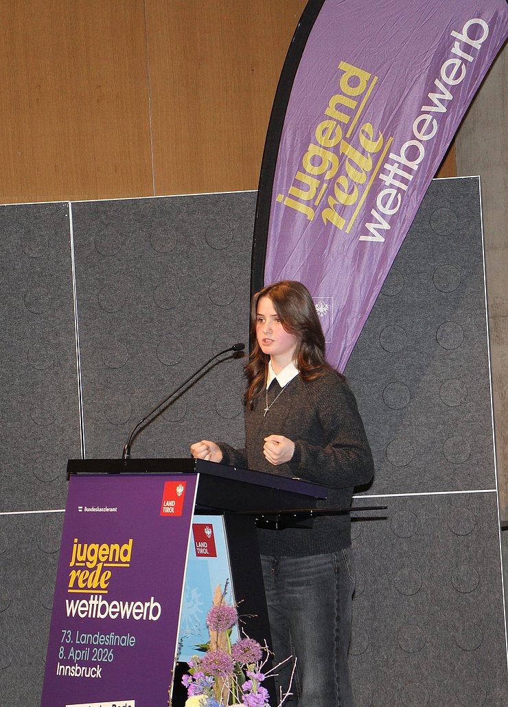 Jugendliche spricht in Mikrofon