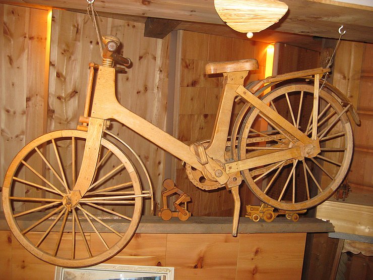 Holzfahrrad im "1. Tiroler Holzmuseum"