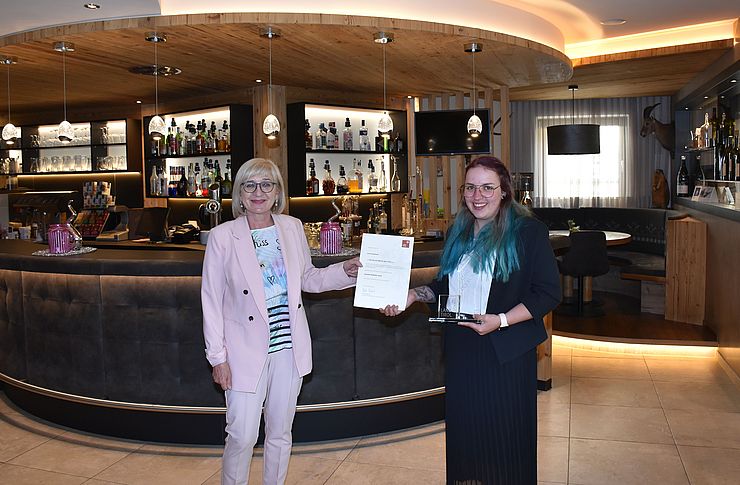 Arbeits- und Bildungslandesrätin Beate Palfrader gratulierte "Lehrling des Monats April 2021" Lea Frischmann persönlich im Hotel in St. Leonhard im Pitztal.