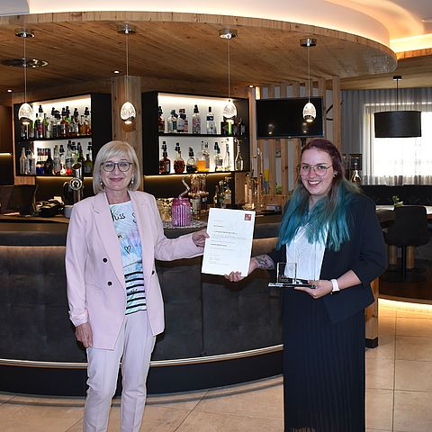 Arbeits- und Bildungslandesrätin Beate Palfrader gratulierte "Lehrling des Monats April 2021" Lea Frischmann persönlich im Hotel in St. Leonhard im Pitztal.