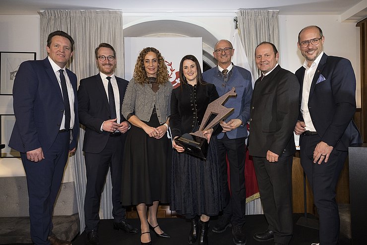 Tiroler Landesregierung mit der Kitzbüheler Gams: (v.li.) LR René Zumtobel, LHStv Philip Wohlgemuth, LRin Eva Pawlata, LRin Astrid Mair, LH Anton Mattle, LHStv Josef Geisler und LR Mario Gerber. 