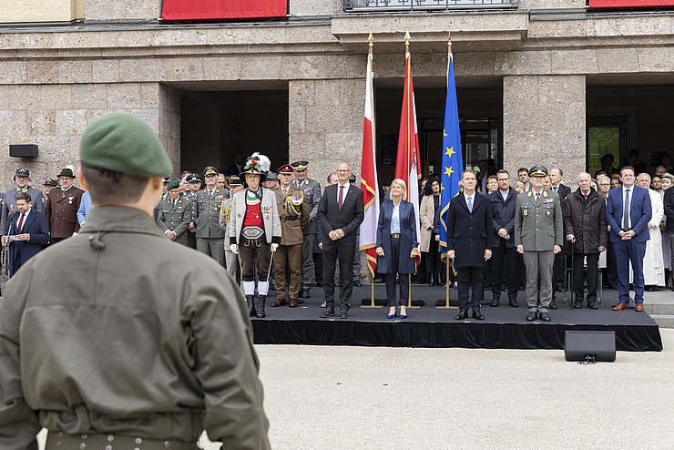Auf der Tribüne vor dem Landhaus fanden sich zahlreiche Ehrengäste ein, darunter auch Tirols Militärkommandant Ingo Gstrein (vorne rechts), der französische Botschafter Matthieu Peyraud (2. v. r.) und der britische Verteidigungsattaché Lieutenant Colonel Ewan Harris (in bräunlicher Uniform links neben LH Mattle).
