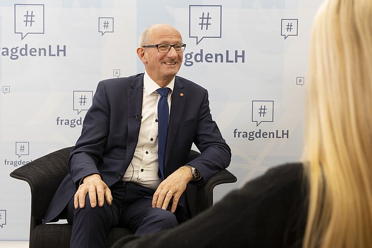 Der Landeshauptmann in einem Sessel.