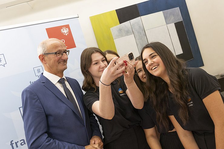 LH Mattle macht mit vier Schülerinnen ein Selfie.