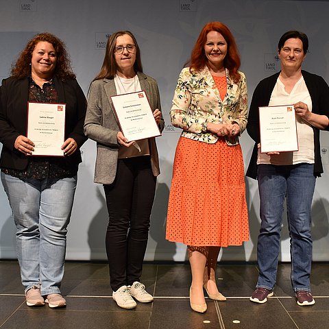 Geehrte aus dem Bezirk Imst mit Landesrätin Cornelia Hagele