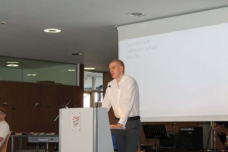Jugendlicher spricht in Mikrofon
