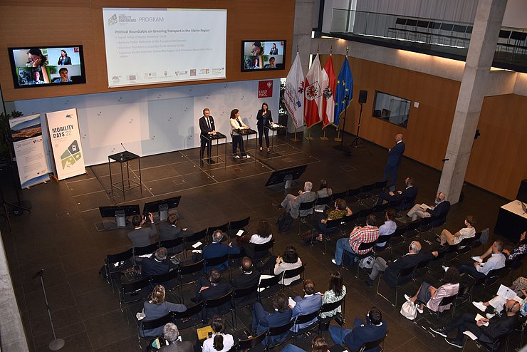 Foto von oben auf den Saal mit den TeilnehmerInnen