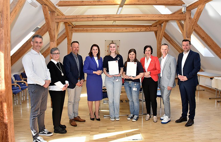 V. li. bei der Auszeichnungsfeier Mario Schütz (Direktor Tiroler Fachberufsschule für Handel und Büro – Imst), Manuela Thaler (stellvertretende Personalchefin des allgemein-öffentlichen Krankenhauses St. Vinzenz Zams), Patrik Wolf (Bgm Pettneu am Arlberg), Arbeits- und Jugendlandesrätin Astrid Mair, „Lehrling des Monats März 2025“ Chiara Starjakob, Sabrina Haid (Lehrlingsausbilderin allgemein-öffentliches Krankenhaus St. Vinzenz Zams), Andrea Ager (Vizepräsidentin Arbeiterkammer Tirol), Otmar Ladner (Bezirksstellenleiter Landeck Wirtschaftskammer Tirol) und Benedikt Lentsch (Bgm Zams).    