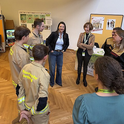 Jugendlandesrätin Astrid Mair mit POJAT-Geschäftsführerin Martina Steiner und VertreterInnen des Landesfeuerwehrverbands Tirol und Feuerwehrmitgliedern des Bezirks Kitzbühel.