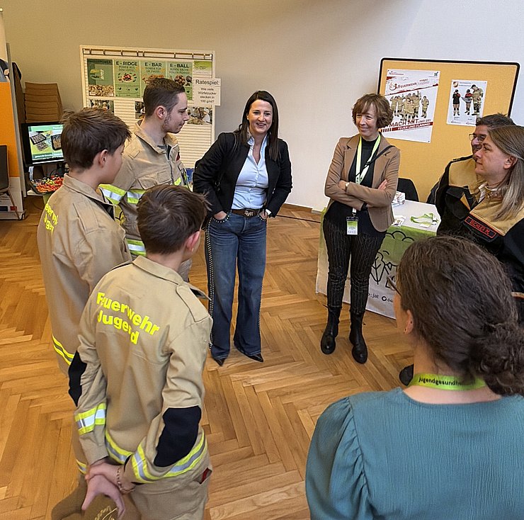 © POJAT Jugendlandesrätin Astrid Mair mit POJAT-Geschäftsführerin Martina Steiner und VertreterInnen des Landesfeuerwehrverbands Tirol und Feuerwehrmitgliedern des Bezirks Kitzbühel.