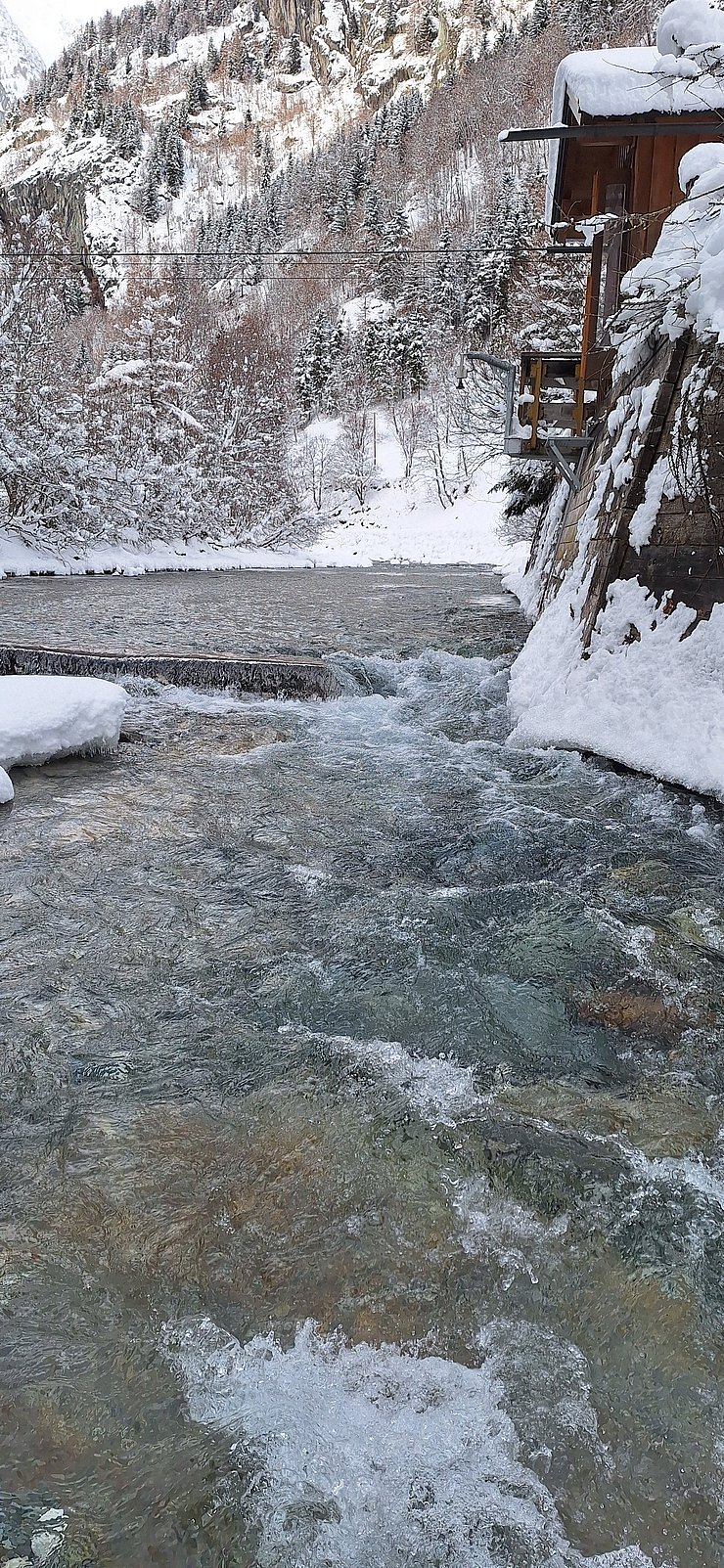 © Land Tirol Am Pegel Hinterbichl Isel (Gemeindegebiet Prägraten am Großvenediger, Bezirk Lienz) wurde die bestehende Schwelle saniert, damit Fische den Fluss wieder ungehindert passieren können.