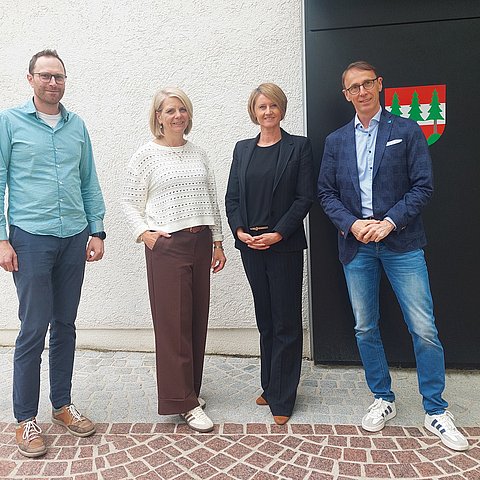 Gruppenfoto mit Gemeinderevisor Christoph Fringer, die neue 2. Vizebürgermeisterin von Reutte Daniela Rief, BH Katharina Rumpf und Reuttener Bürgermeister Günter Salchner. 