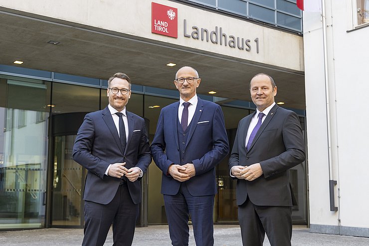 © Die Fotografen v. l. n. r.: Wohlgemuth, Mattle, Geisler vor dem Landhaus 1 in Innsbruck.