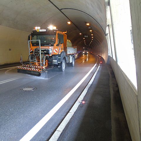 Zwischen 20. April und Mitte Juli werden 52 Tunnelanlagen im Tiroler Landesstraßennetz einer Grundreinigung und umfangreichen Wartungsarbeiten unterzogen. 