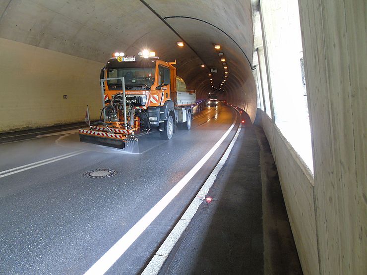 Zwischen 20. April und Mitte Juli werden 52 Tunnelanlagen im Tiroler Landesstraßennetz einer Grundreinigung und umfangreichen Wartungsarbeiten unterzogen. 