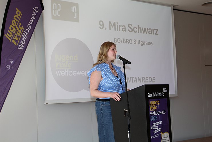 Jugendliche spricht in Mikrofon