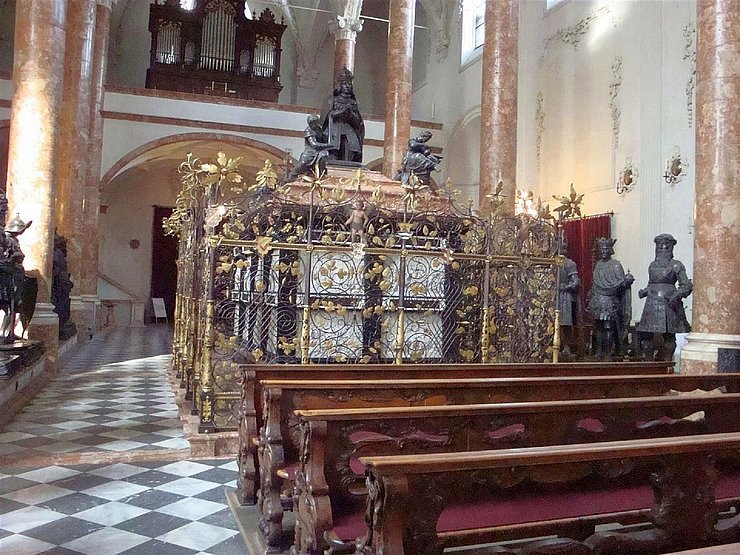Grabmal Kaiser Maximilians in der Hofkirche ("Schwarzmender Kirche") in Innsbruck.