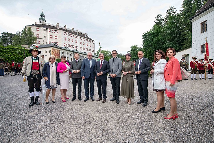 Gruppenfoto bei der LH-Vorsitzübergabe von der Steiermark an Tirol: (von links) stv Kommandant der Tiroler Schützen Mjr Gerhard Biller, LRin Beate Palfrader, die steirische Landtagspräsidentin Manuela Khom, der steirische Bundesratspräsident im ersten Halbjahr 2021 Christian Buchmann, der steirische LH Hermann Schützenhöfer, Tirols LH Günther Platter, Tirols Bundesratspräsident Peter Raggl, Tirols Landtagspräsidentin Sonja Ledl-Rossmann, LHStv Josef Geisler, LHStvin Ingrid Felipe, LRin Gabriele Fischer. 