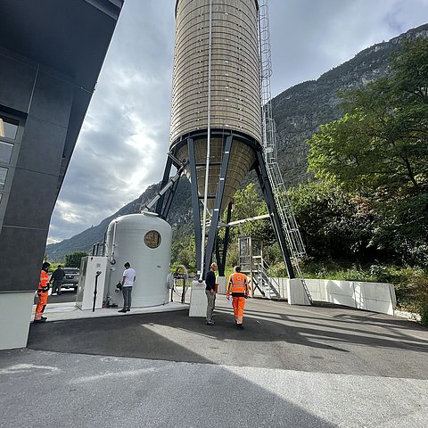 In Zams wurden sowohl ein Salzsilo mit einem Fassungsvermögen von 350 m3 oder 420 Tonnen Streusalz sowie eine Soleanlage für 20.000 Liter neu errichtet. 