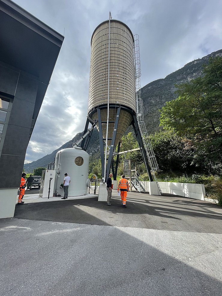 In Zams wurden sowohl ein Salzsilo mit einem Fassungsvermögen von 350 m3 oder 420 Tonnen Streusalz sowie eine Soleanlage für 20.000 Liter neu errichtet. 