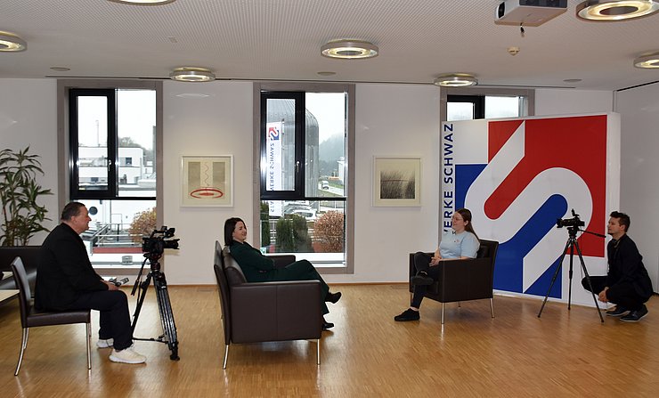 LRin Astrid Mair und Daniela Rissbacher bei den Dreharbeiten zum Landesfilm über die Auszeichnung.