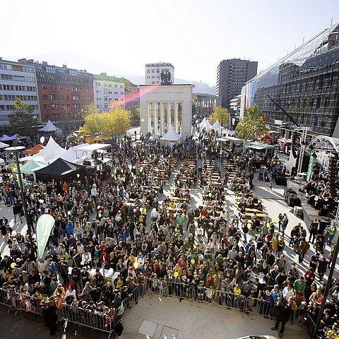 Übersichtsfoto Landhausplatz mit vielen Menschen
