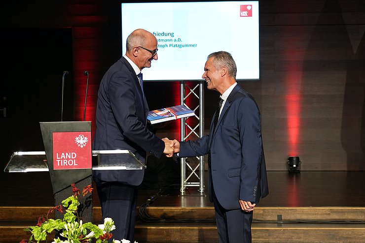 Lh Mattle schüttelt BH Platzgummer die Hand