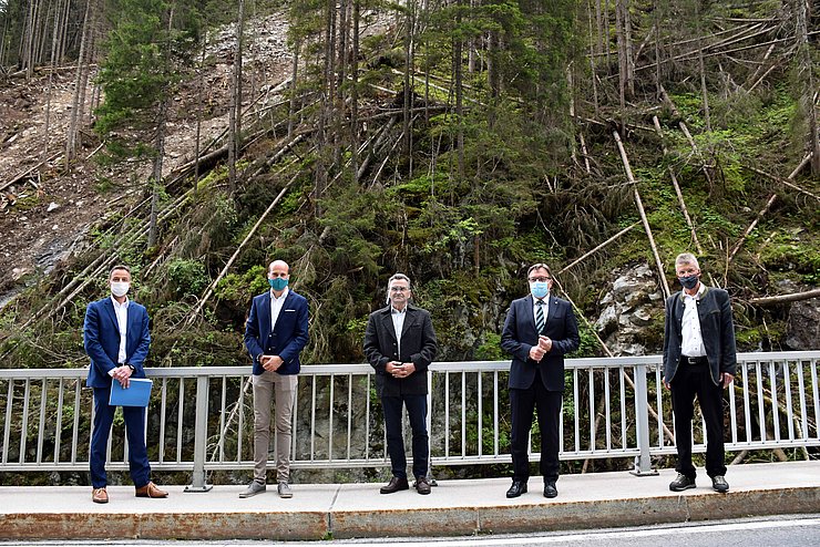 Lokalaugenschein an der L 25 Defereggentalstraße (von li.): Christian Molzer, Vorstand Abteilung Verkehr und Straße, Bgm Ingo Hafele (St. Jakob i.D.), Bgm Franz Hopfgartner (Hopfgarten i.D), LH Günther Platter, Bgm Vitus Monitzer (St. Veit i.D.).