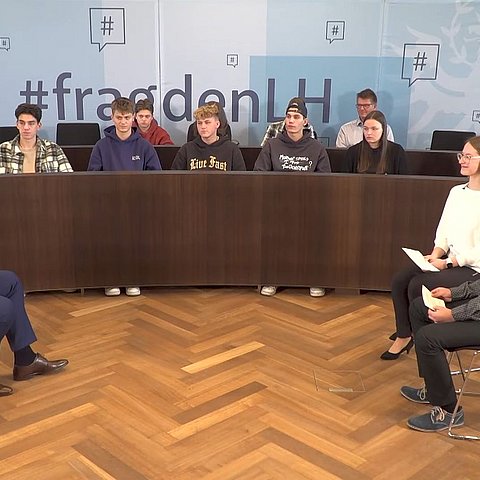 Frag den LH Radiorede November 2021;Diesmal zu Gast bei Landeshauptmann Günther Platter die Maturaklasse der HAK Imst.