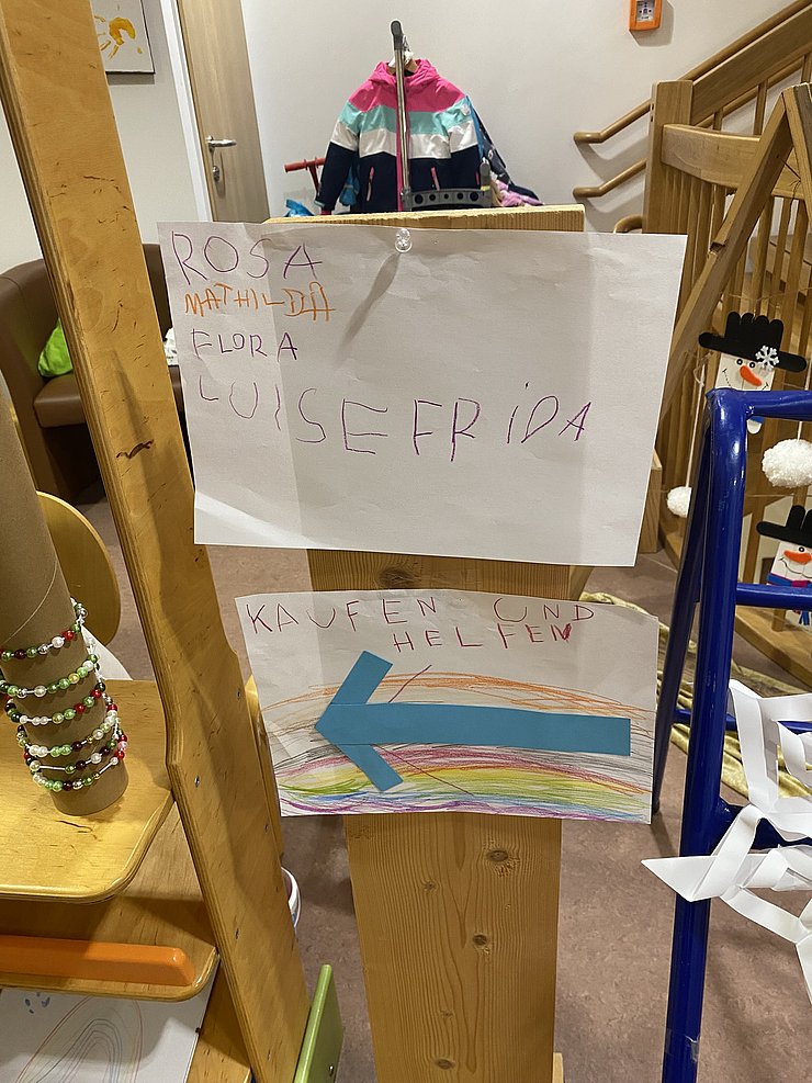 selbst gemalte Bilder im Kindergarten
