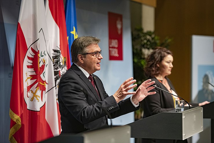 LH Günther Platter erläuterte im Rahmen der Pressekonferenz die weiteren Schritte und Maßnahmen im Bezirk Schwaz. 