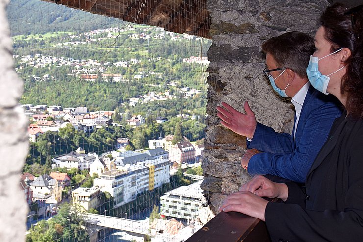 Hoch über Landeck - Landeshauptmann Günther Platter und Landeshauptmann-Stellvertreterin Ingrid Felipe bei der im Rahmen der Tagung kurzen Führung durch die Räumlichkeiten auf Schloss Landeck.