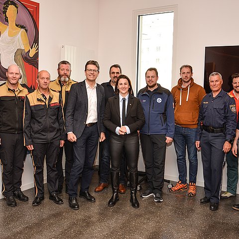 Sicherheitslandesrätin Astrid Mair (mi.) mit BH Michael Brandl und den Teilnehmern des Blaulichttreffs an der BH Schwaz.