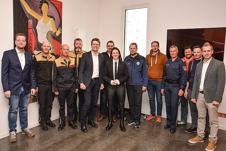 Sicherheitslandesrätin Astrid Mair (mi.) mit BH Michael Brandl und den Teilnehmern des Blaulichttreffs an der BH Schwaz.