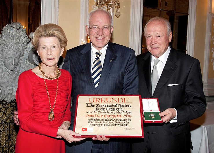 Bürgermeisterin Hilde Zach, LTP Herwig van Staa mit Auszeichnung, Obmann des Tourismusverbandes Innsbruck und seine Feriendörfer Hubert Klingan