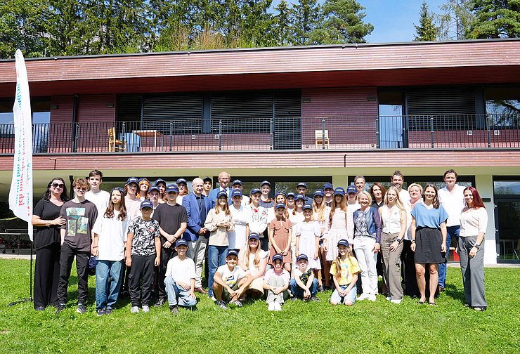 Gruppenfoto vor dem "Haus der Freundschaft" auf der Innsbrucker Hungerburg.