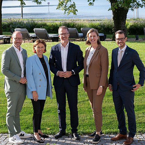 Gruppenfoto mit (von links): Tirols Tourismuslandesrat Mario Gerber, Staatssekretärin Susanne Kraus-Winkler, LR Christian Gantner (Vorarlberg), LRin Barbara Eibinger-Miedl (Steiermark) und LR Sebastian Schuschnig (Kärnten). 