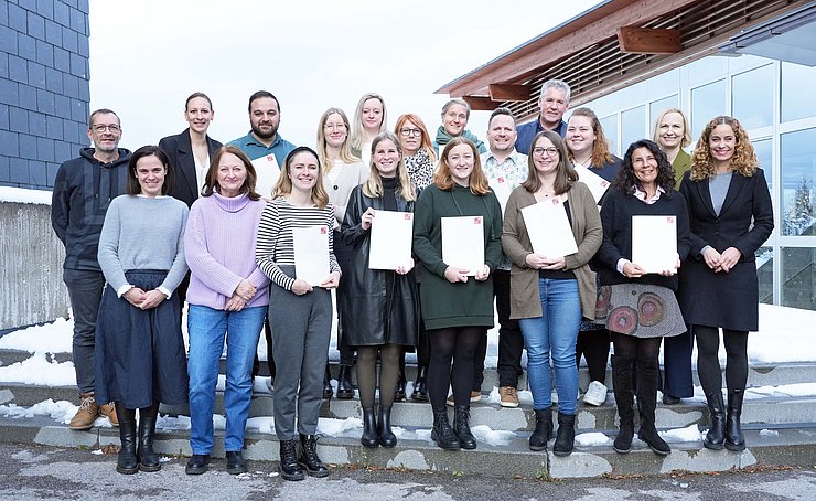 Gruppenfoto - TeilnehmerInnen halten Teilnahmebestätigungen