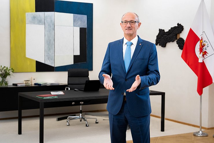LH Anton Mattle bei den AUfnahmen zur Radiorede in seinen Amtsräumlichkeiten im Innsrucker Landhaus. 